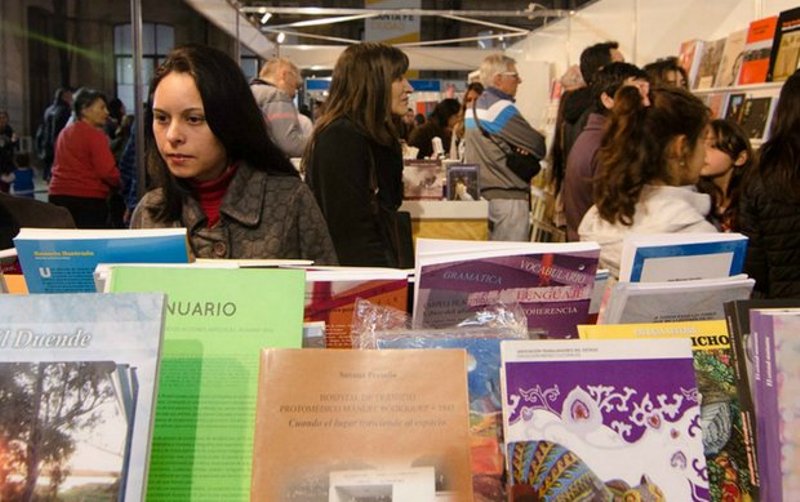 La Feria del Libro sigue con éxito en Santa Fe