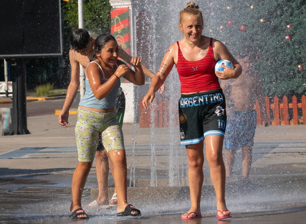 Casi la mitad de los argentinos enfrentan el calor entrecasa. 