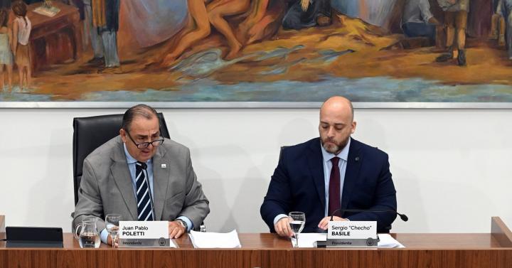  Poletti (a la izquierda de la imagen), durante la 147° Apertura de Sesiones del Concejo Municipal, 