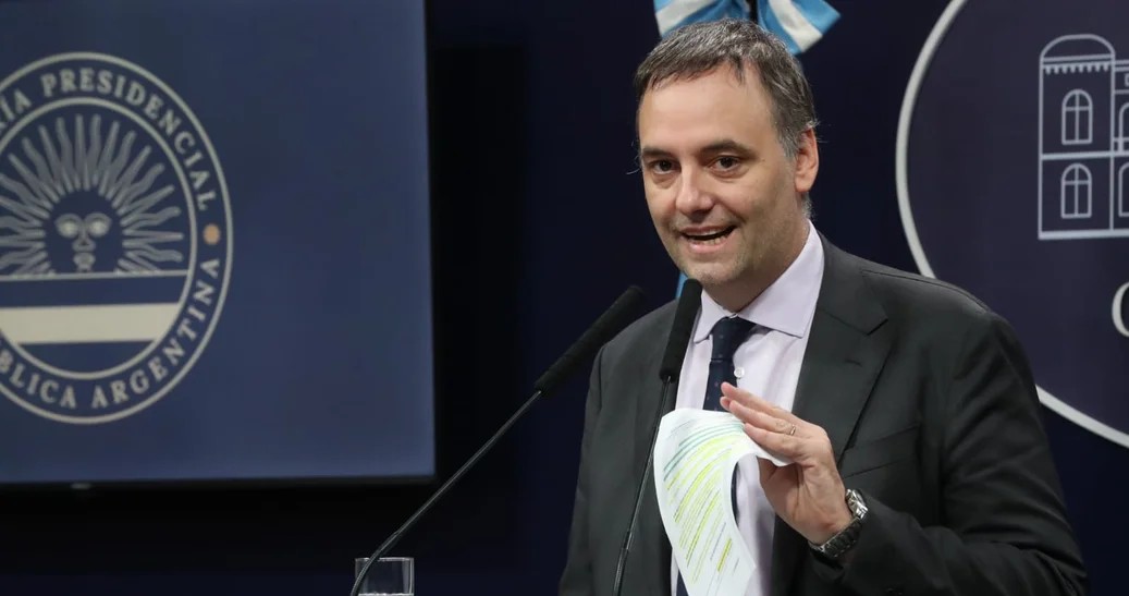 Adorni viajó a Aruba en primera clase junto a su esposa e hijos