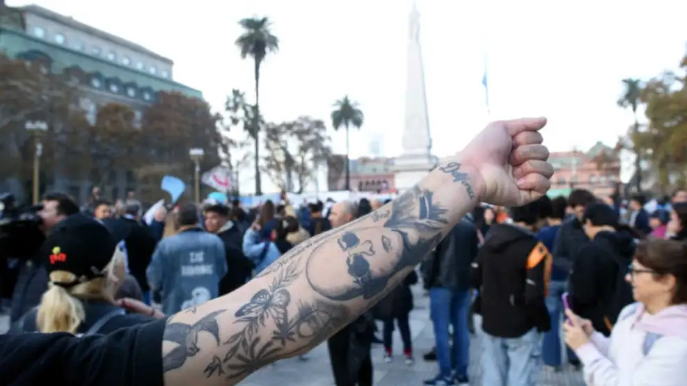 El adiós al Indio: amplio banderazo en el Obelisco
