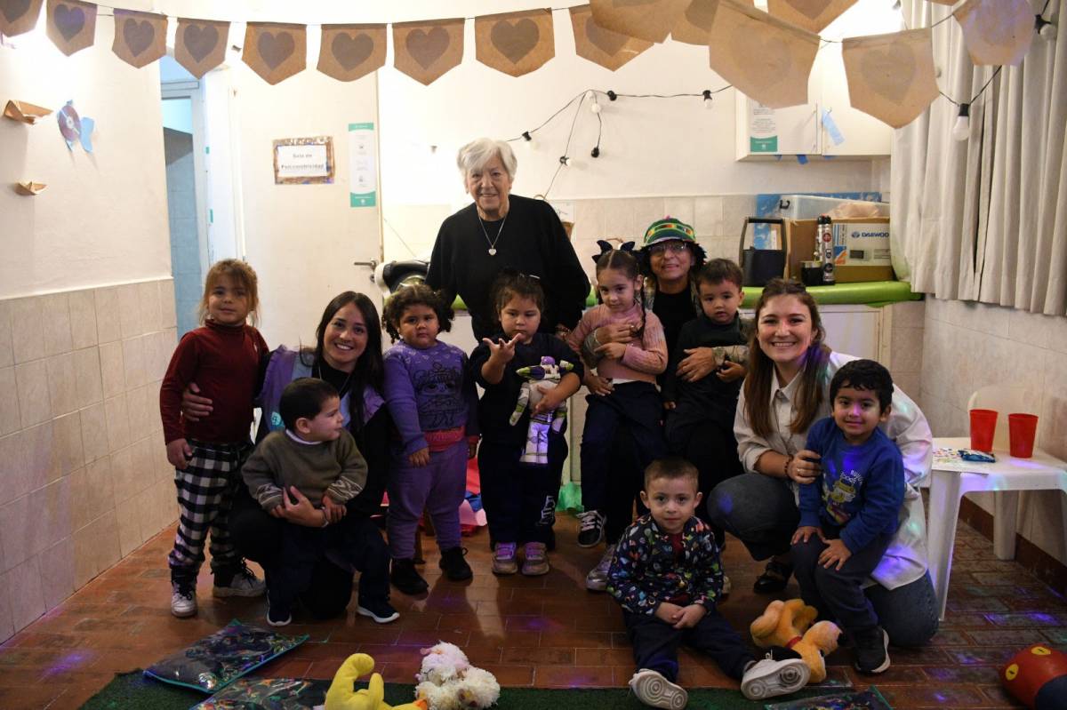 “Abuelos Cuentacuentos” llenó de magia a los jardines municipales