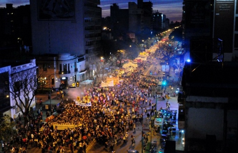 Multitudinaria marcha en el Encuentro Nacional de Mujeres