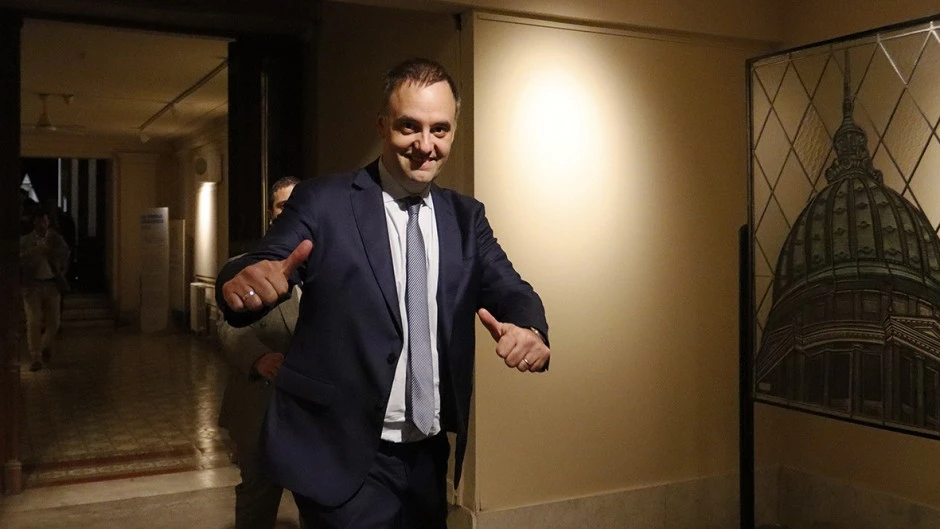 Adorni no se privó de nada: gastó 8 millones en sábanas de lujo