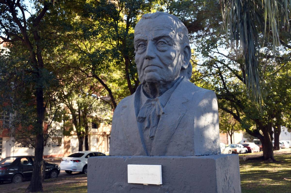 Pusieron en valor el monumento al Dr. Esteban Laureano Maradona