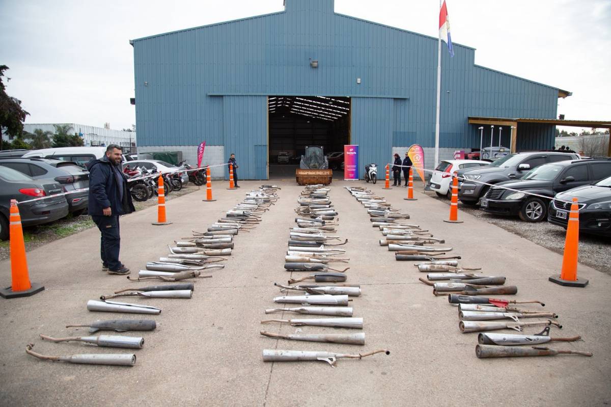 Destruyen 200 caños de escape adulterados de motos