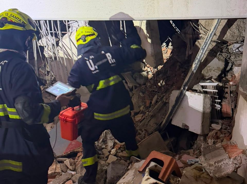 La brigada de rescatistas de Santa Fe busca personas en Venezuela