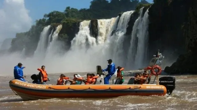 Cataratas del Iguazú: murió un turista tras el vuelco de una lancha