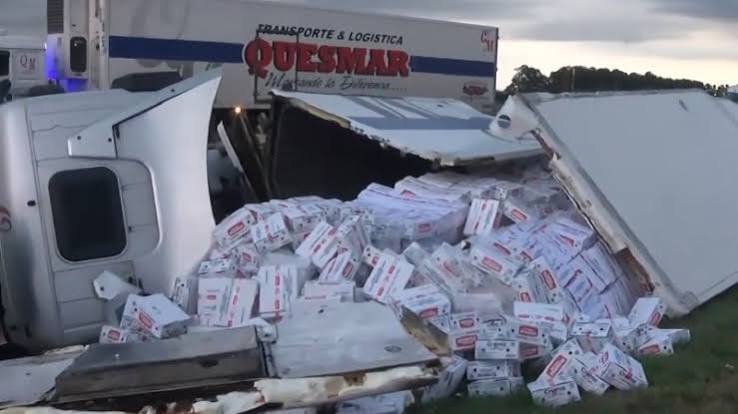 Saquean un camión con manteca que volcó cerca de Rosario