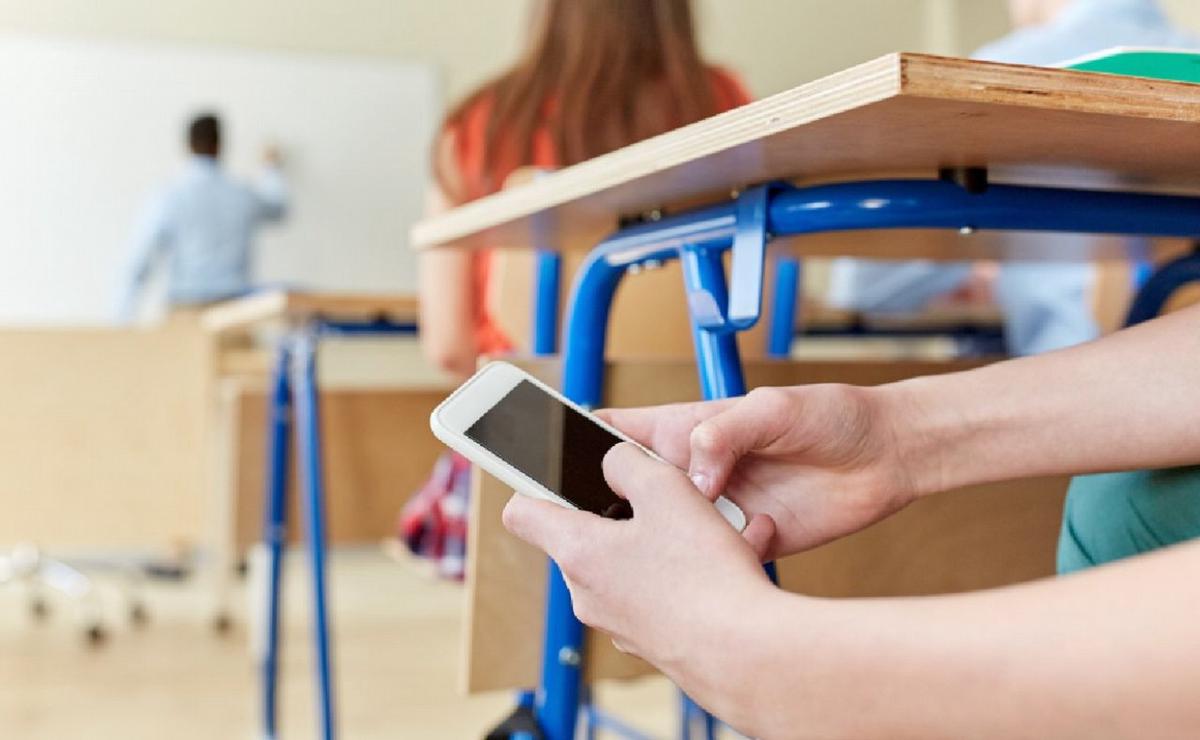 Celulares en las escuelas: prohíben filmar o sacar fotos
