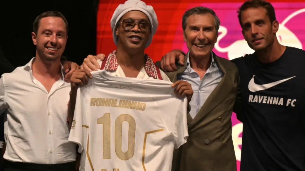 El regreso de la magia: Ronaldinho vuelve al fútbol profesional a sus 46 años