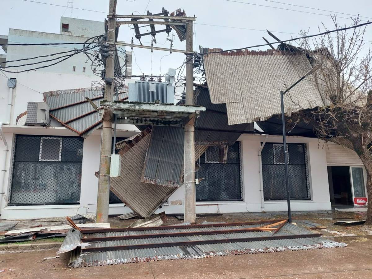 Temporal en Santa Fe: voladuras de techos en  casas y escuela