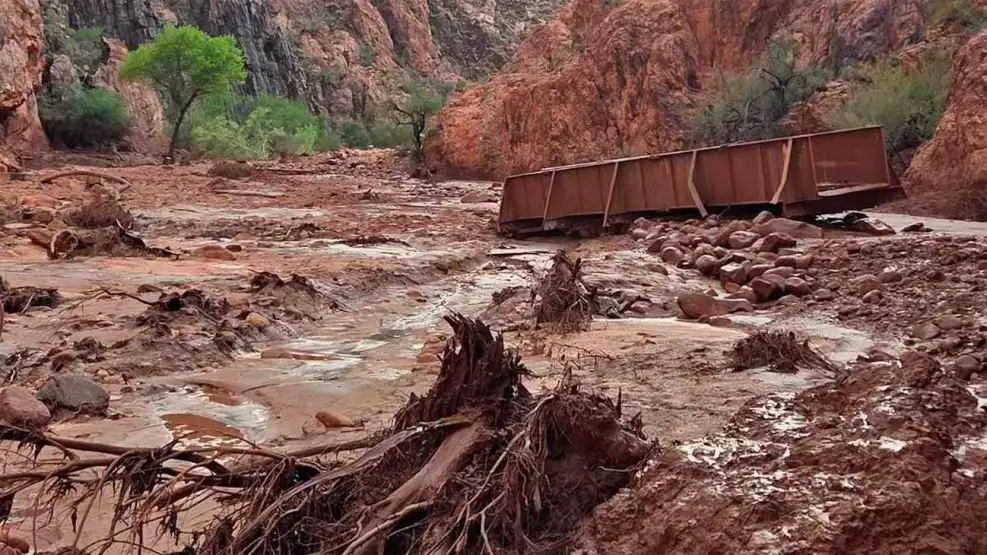 Una inundación repentina golpeó el Gran Cañón: buscan a más de 20 personas