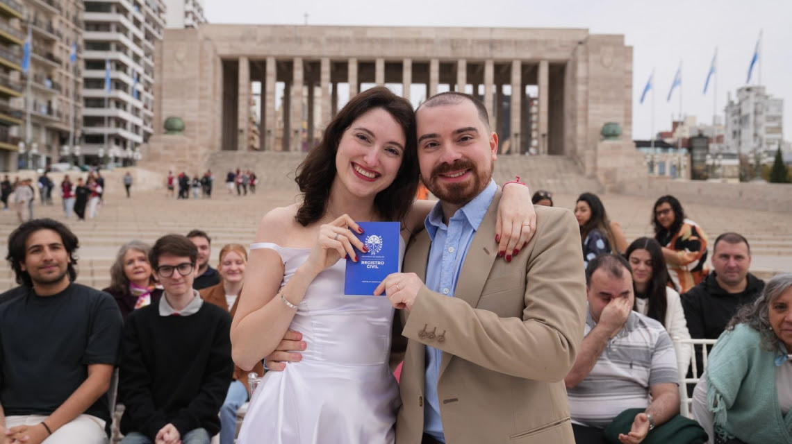 Once parejas dieron el sí al pie del Monumento a la Bandera