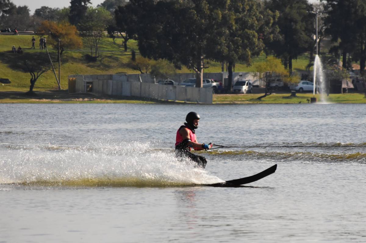 El esquí náutico, gran protagonista en el lago del Parque del Sur