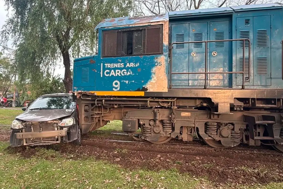 Un tren de cargas chocó un auto en Santa Fe: “Cuando lo vi venir salté”