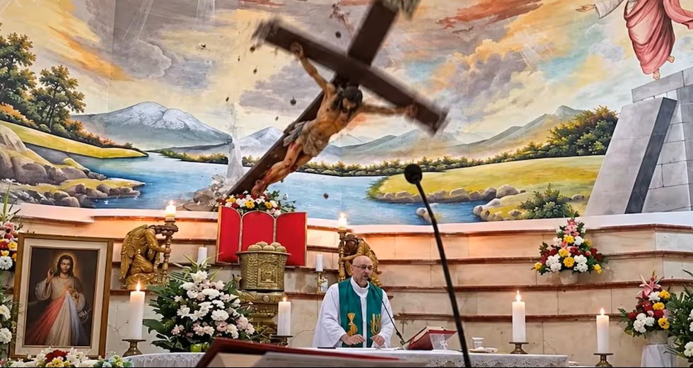 Un sacerdote murió en plena misa aplastado por un crucifijo