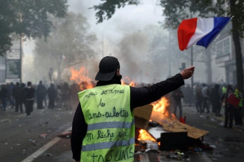 Francia decretó toque de queda
