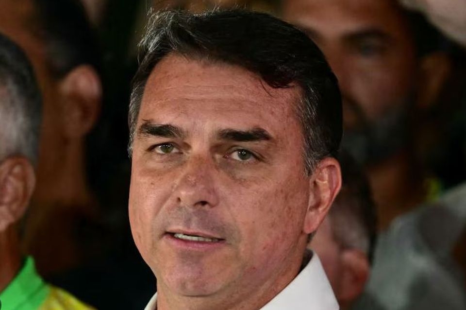 La Justicia le prohibió salir del país a Flávio Bolsonaro