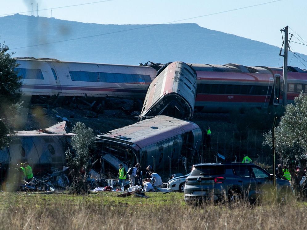 Chocaron dos trenes en España: al menos 64 muertos