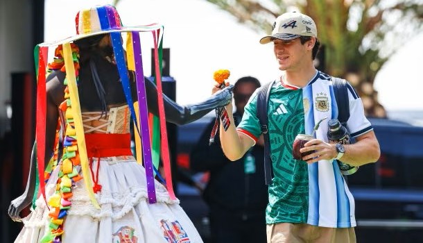 México: Colapinto apareció con la del Tri y la Albiceleste