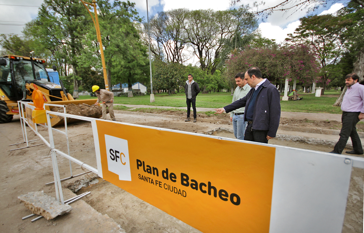 Máquinas y obreros para reconstruir las calles de la capital