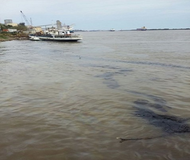 Se hundió un barco y derramó petróleo en el Paraná