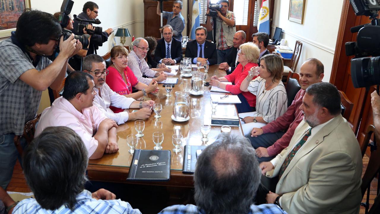 Santa Fe pagará un bono a estatales