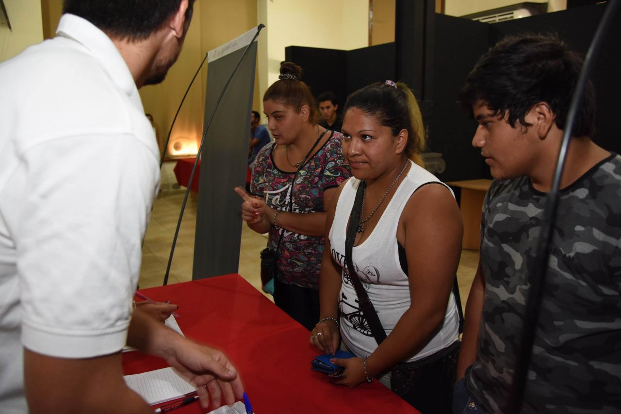 Cientos de voluntarios se anotan para colaborar en la emergencia hídrica