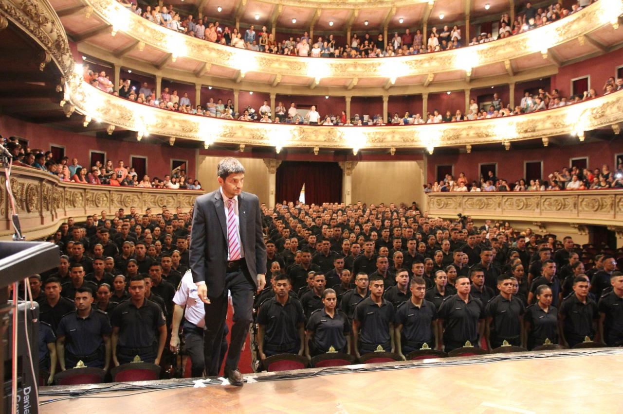 El ministro de Seguridad en el ingreso al Teatro El Círculo.