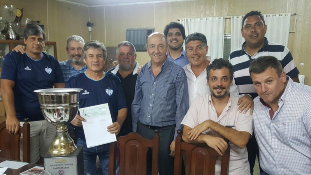 Entregan más de 800 mil pesos a tres clubes de Santa Fe