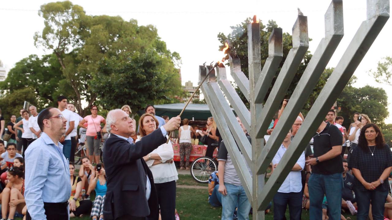 Lifschitz participó de la celebración judaica Janucá