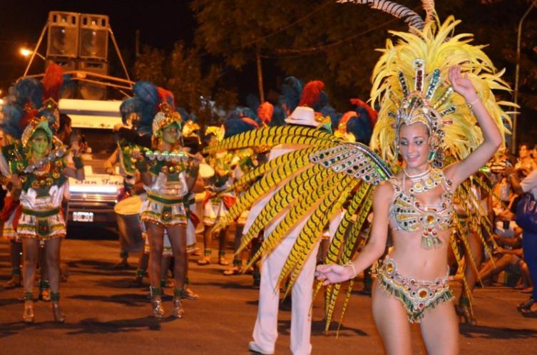El corsódromo de Santo Tomé se ilumina en los carnavales