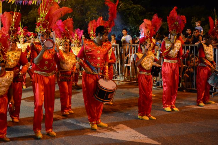 Miles de personas disfrutan del Carnaval entre Todos