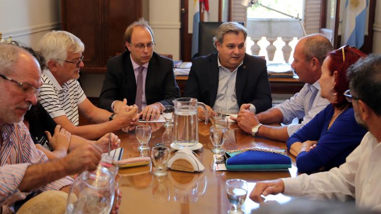 Santa Fe: nueva oferta salarial del 21 % y cláusula de actualización automática