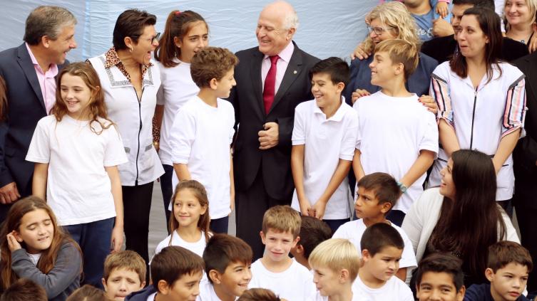 El gobernador inauguró una nueva escuela primaria