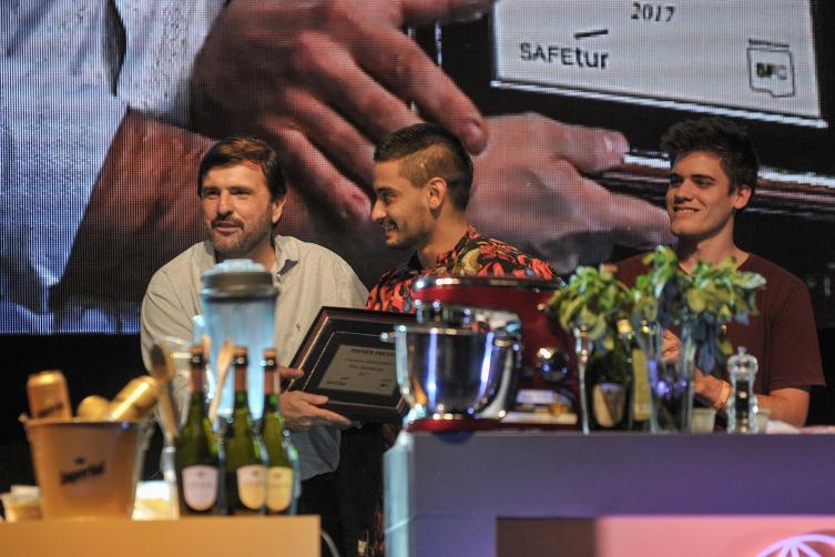  El secretario General del Municipio entrega el premio al ganador del Mejor Plato Santafesino.