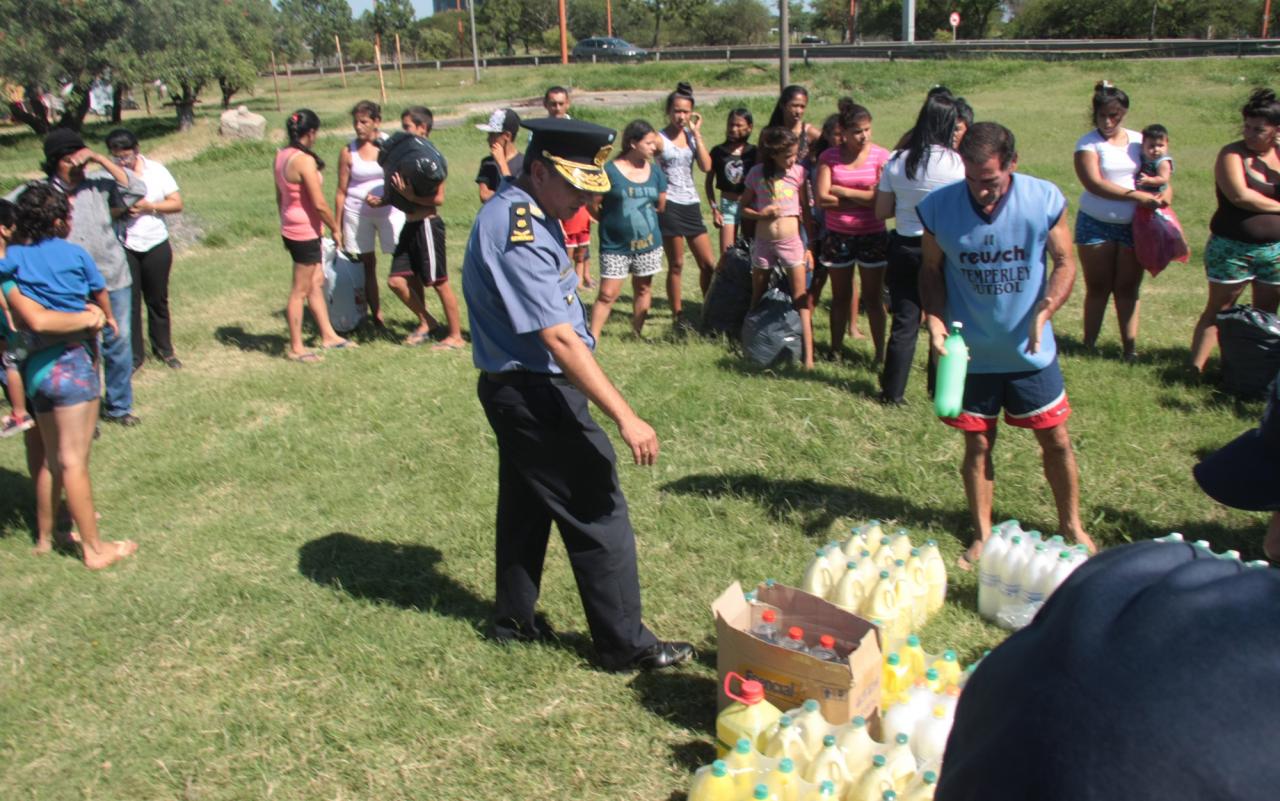 La Policía de Santa Fe entregó donaciones a familias afectadas por inundaciones