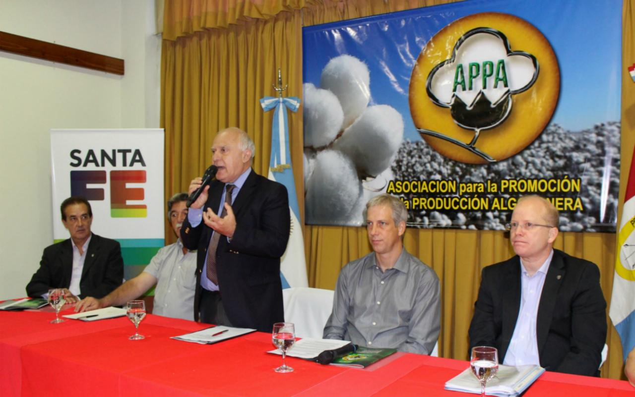 El gobernador entregó $ 18 millones para promover la producción algodonera