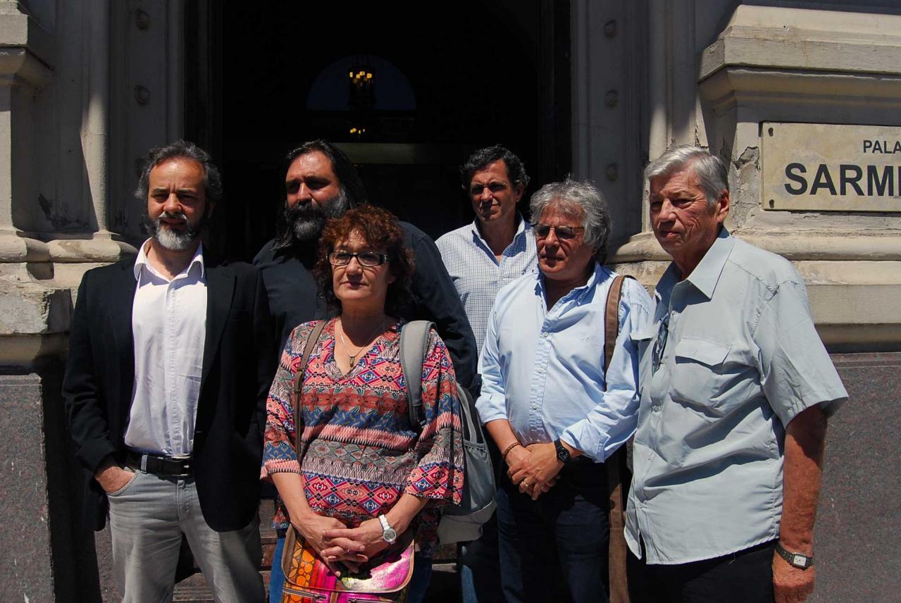 Docentes nacionales van por el 40 % de aumento