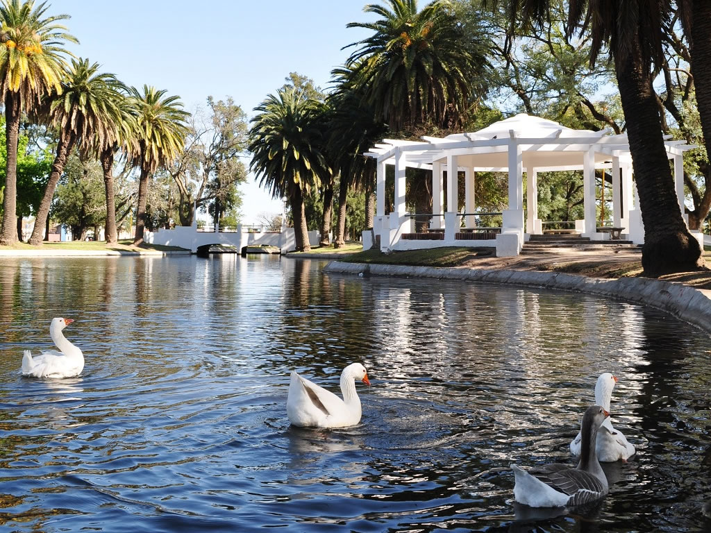 Espectáculos infantiles y música tropical en el Parque Garay