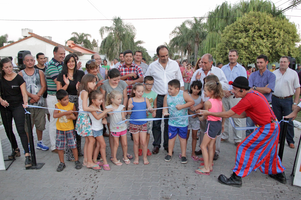 Vecinos celebran las nuevas cuadras de pavimento articulado