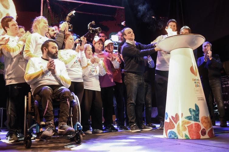 El intendente en el momento de encender el pebetero.