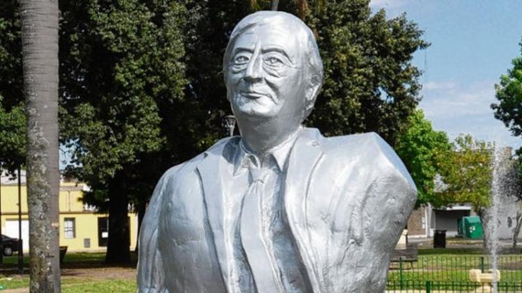 El busto está colocado en las Cuatro Plazas.