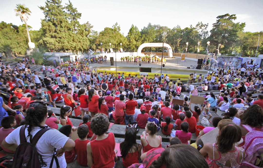 Una multitud en el cierre de las colonias de vacaciones municipales
